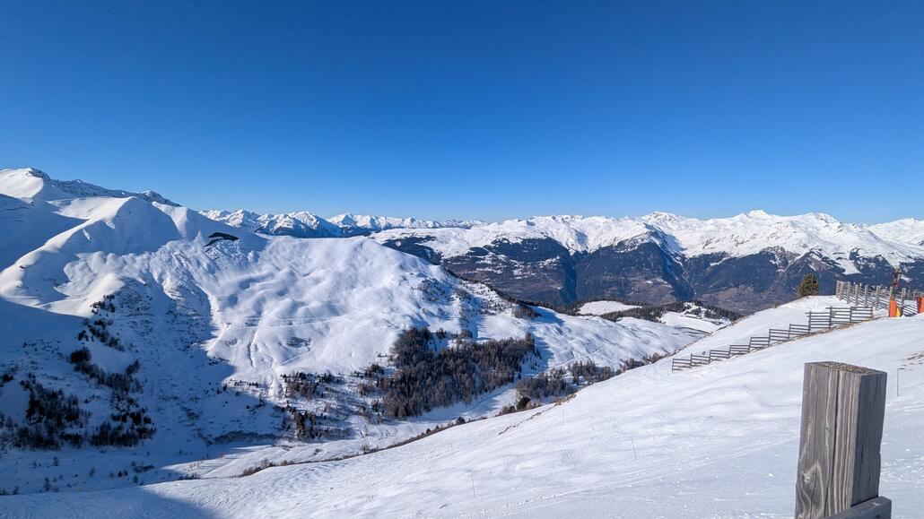 Toller Blick noch weiter raus von der Bergstation, von hier gehen unzählige Skirouten noch weiter nach hinten, und in Richtung Plagne Montalbert.