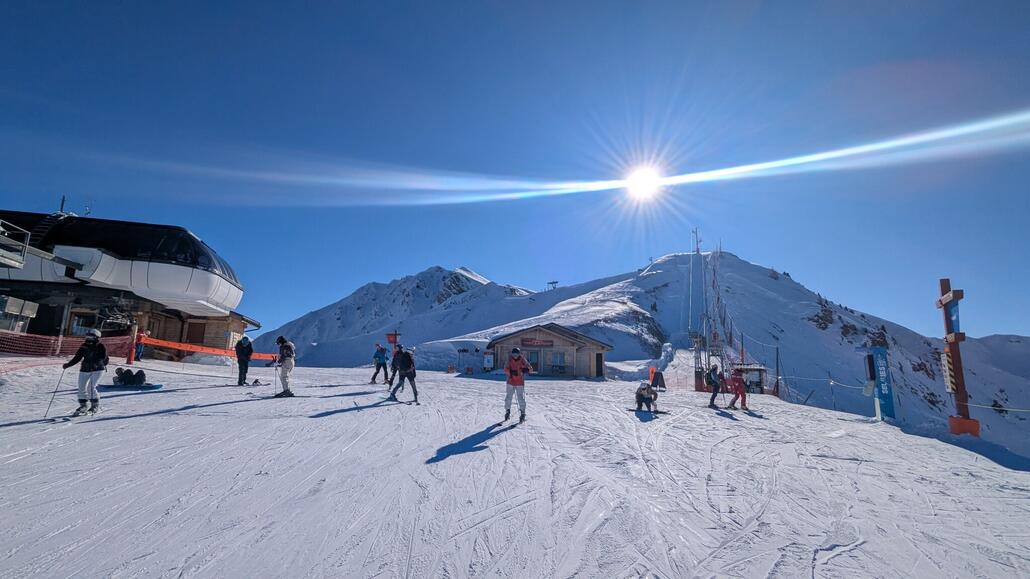 Ein kurzer Gipfel Schlepplift führt zu weiteren Skirouten. Leider reicht die Zeit heute nicht mehr, aber mein nächster Skiurlaub für eine Woche fest im gleichen Gebiet, wird höchstwahrscheinlich sowieso La Plagne werden. Meiner Meinung nach der deutlich bessere Standort als Les Arcs!