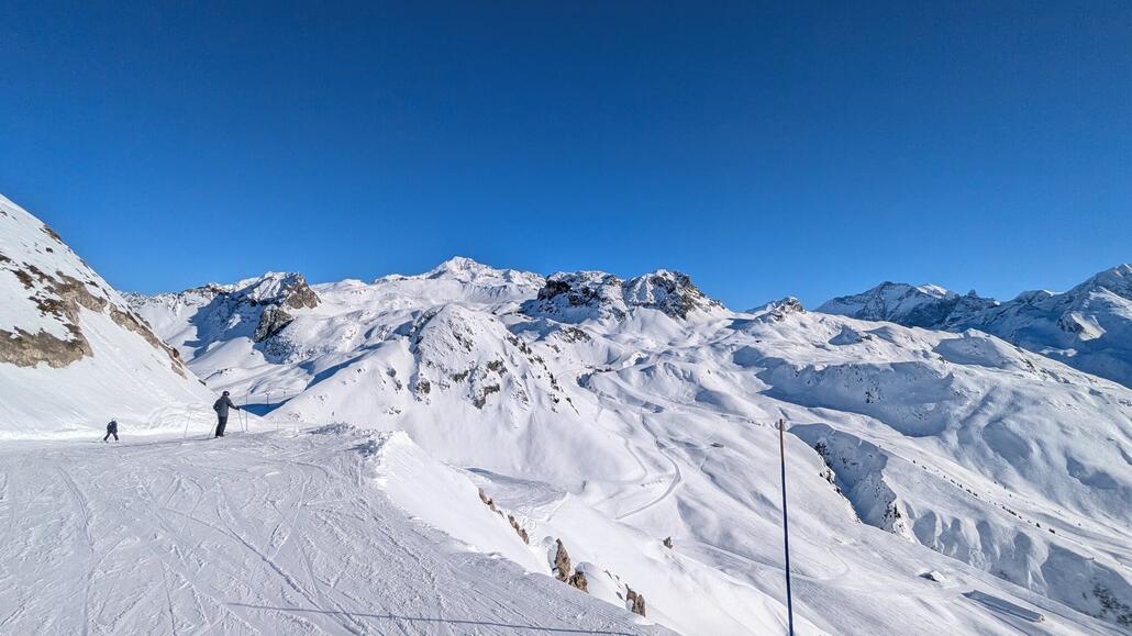 Mit der zukünftigen Roche de Mio Gondelbahn kann man von dieser Piste aus direkt in der Mittelstation einsteigen, wenn man von der Funitel aus kommt. Aktuell ist z.B. der TSD Carella nicht von hier aus erreichbar.
