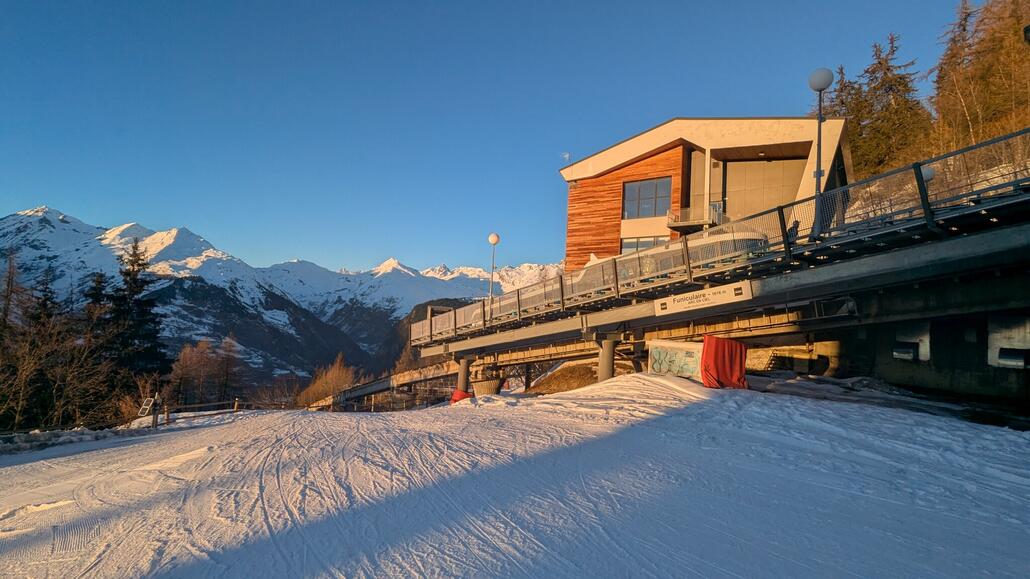 An der Funiculaire Bergstation geht es vorbei ohne Ski Anschnallen ins Tal