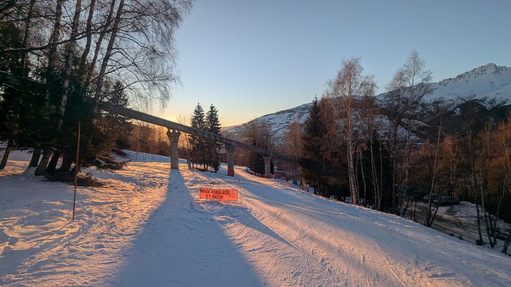 Talabfahrt, sehr eng und glatt, aber zum Glück niemand drauf