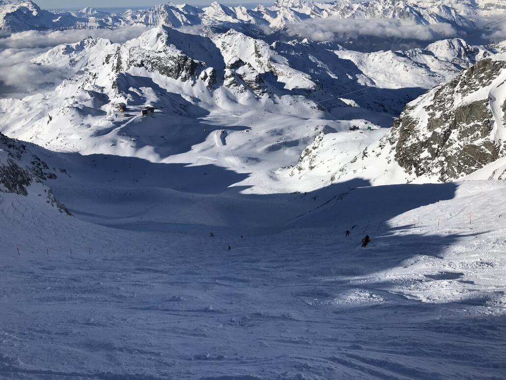 Die schwarze Piste am Mont Fort ist Anfangs eine unpräparierte Route.