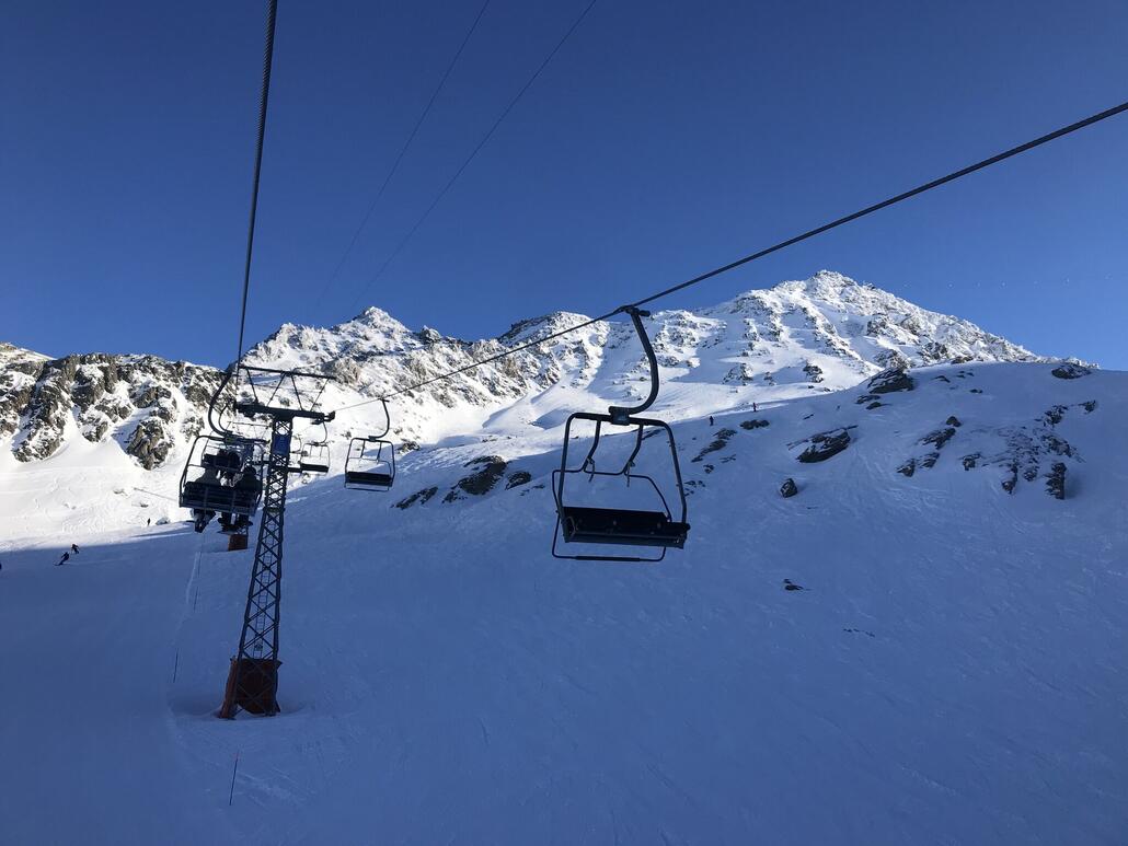 Der Nostalgie Sessel am Lac des Veux weckt Erinnerungen an den La Siala Sessel in Laax