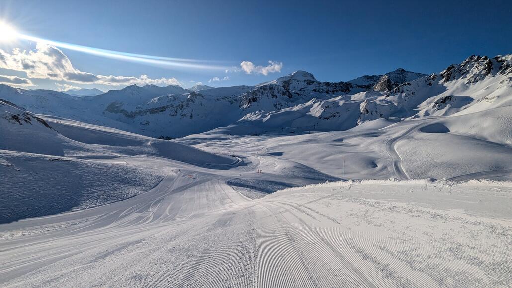 Auch hier oben schöne Pisten - im Hintergrund der mighty Grande-Motte auf über 3400 Metern. Die Pendelbahn ist leider wegen starken Wind geschlossen...