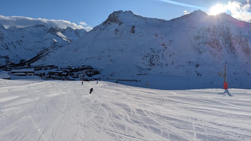 Hauptort von Tignes 2100 Le Lac. Es geht jetzt weiter auf die Toviere und dann nach Val-d'Isère. Hoffentlich komme ich bei dem Wind wieder zurück...