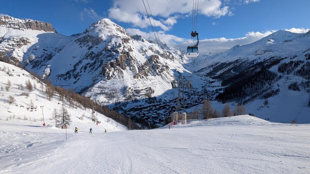 Unten sind einige gefährlich eisige Pflaster. Die sieht man kaum, und wenn man drauf gerät ist man fast sofort weg, es sei denn ein Meter weiter hat man wieder Grip auf den Kanten
