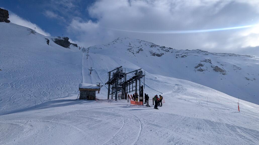 Mit einem kurzen Schlepplift geht's weiter rauf. Besonders interessant für Freeriders, die links vom Berggrat damit einen komplett neue Geländekammer bekommen. Für mich aber nur die normale schwarze Abfahrt, und dort hat wirklich ohne Ende Schnee gefehlt, man musste richtig auf Steine aufpassen!