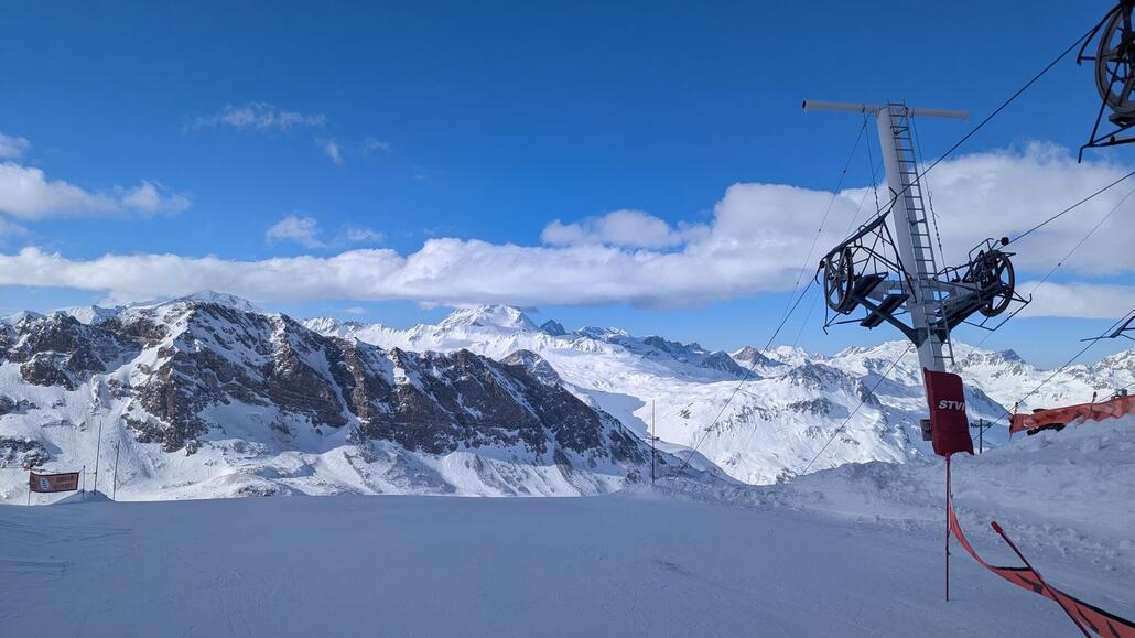 Blick auf den Grande-Motte. Der Berg ist schon eindrucksvoll gegenüber der Umgebung, so schade dass er heute geschlossen hat!