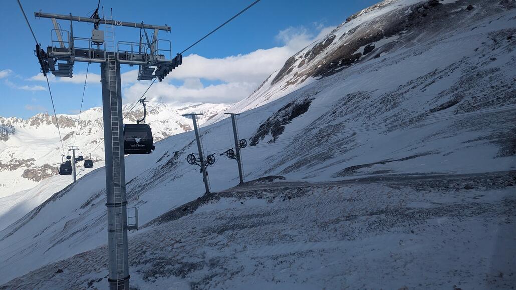 Traurige Schneeverhältnisse am Col de Iseran aus der Vallons Gondelbahn