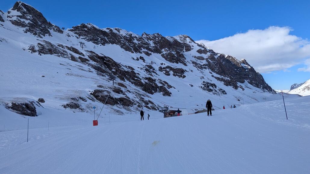 Die Ernüchterung des Tages! Der Instagram taugliche Leissieres Express ist geschlossen und damit die Verbindung nach Val-d'Isère. Also ins Tal nach Le Fornet und den Bus nehmen... Macht heute irgendwie nicht so viel Spaß alles...