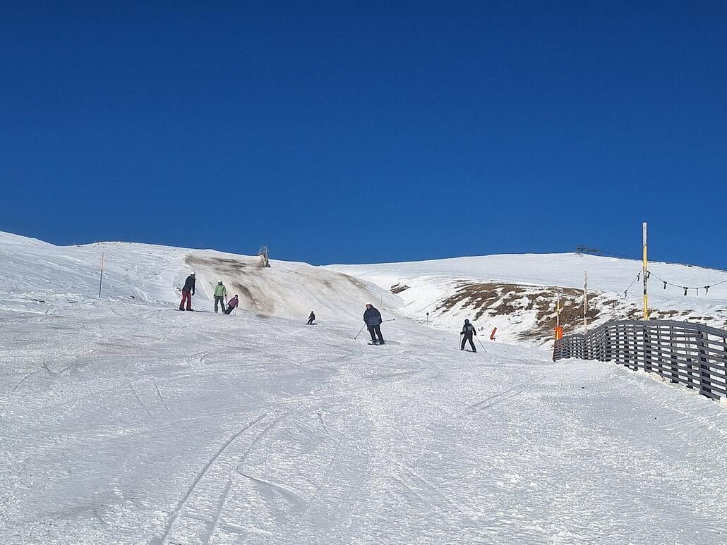 Blaue Piste 21 - Heidipiste<br />Von der Brücke des Cartas-Lifts bis zur Ebene hat es sehr wenig Schnee.