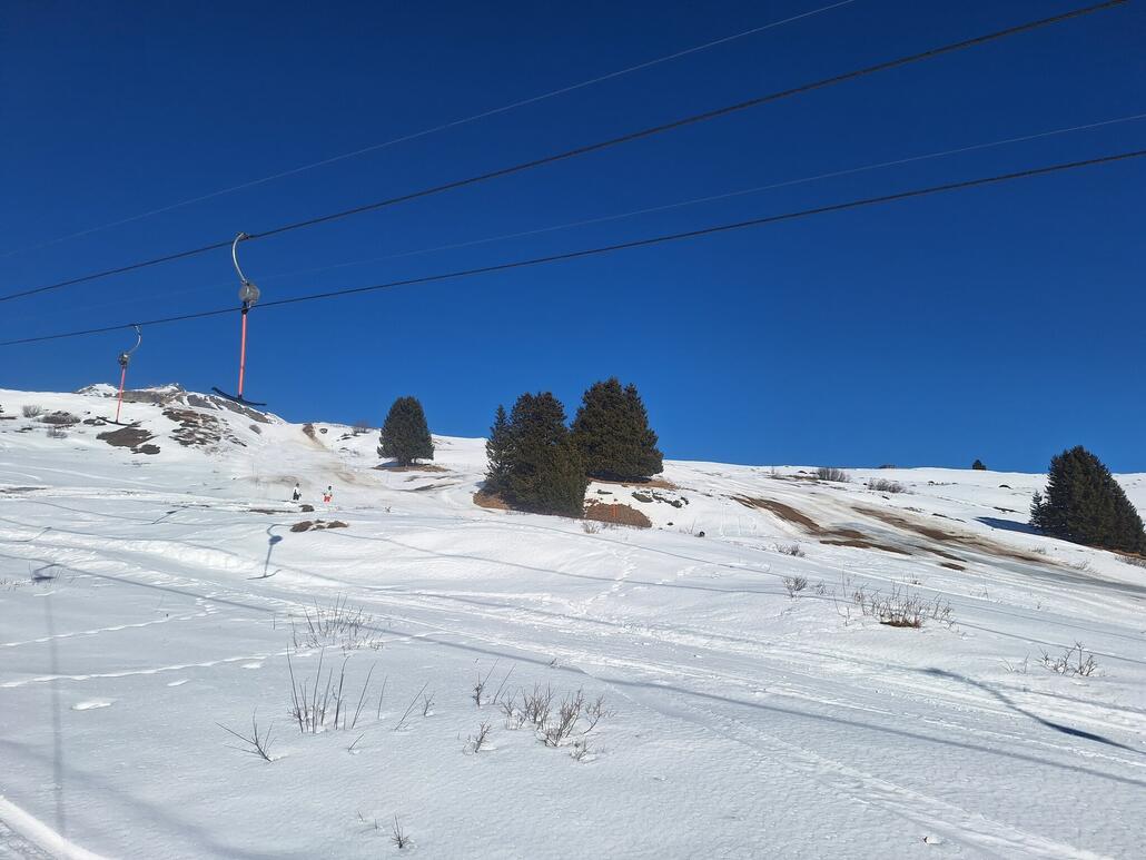 Blaue Piste 17 - Scargneras<br />Da es am letzten Hang keinen Schnee mehr hat, wurde die Piste in die Mulde links verlegt.