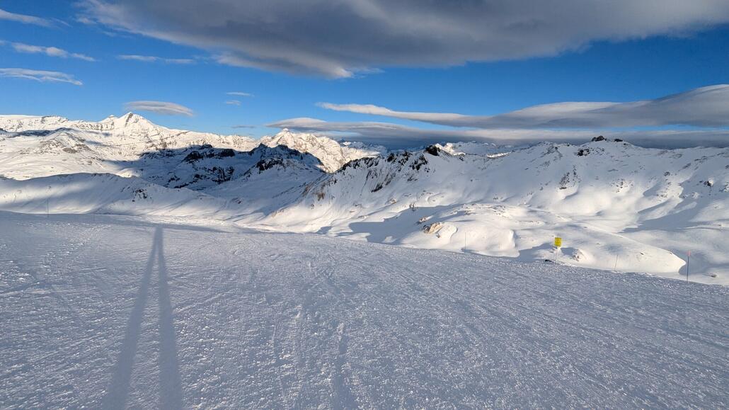 Die blaue Abfahrt nach Val Claret. Wichtig für mich jetzt die blaue zu nehmen, nur damit kommt man direkt zum TSD Tufs, der mich wieder zurück nach Tignes 2100 Le Lac bringt