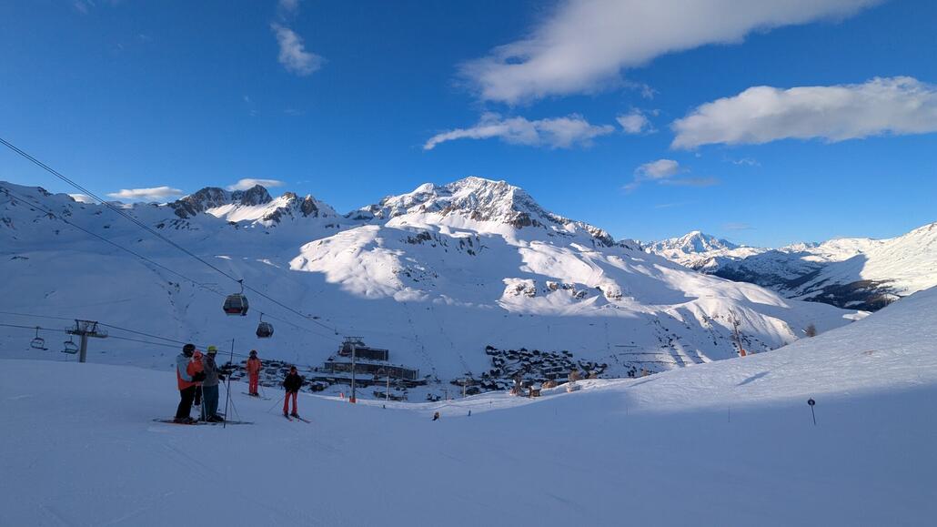 Und dort dann schließlich zurück nach Tignes 1800 mit der TSD Chaudannes. Von dort aus kann ich pünktlich vor Liftschluss abfahren zum Startpunkt in Tignes 1800. Ein durchwachsener Tag war es, und irgendwie habe ich den Tignes Val-d'Isère Vibe heute nicht gespürt, schade.