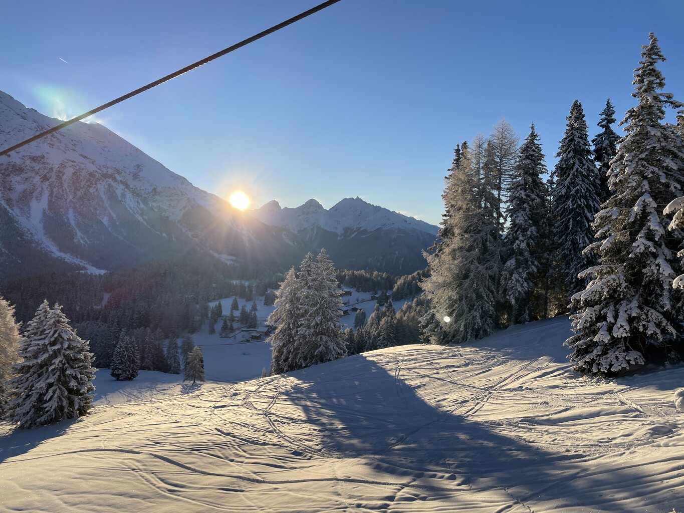 Auffahrt mit der Sesselbahn Tgantieni kurz nach halb 9 Uhr