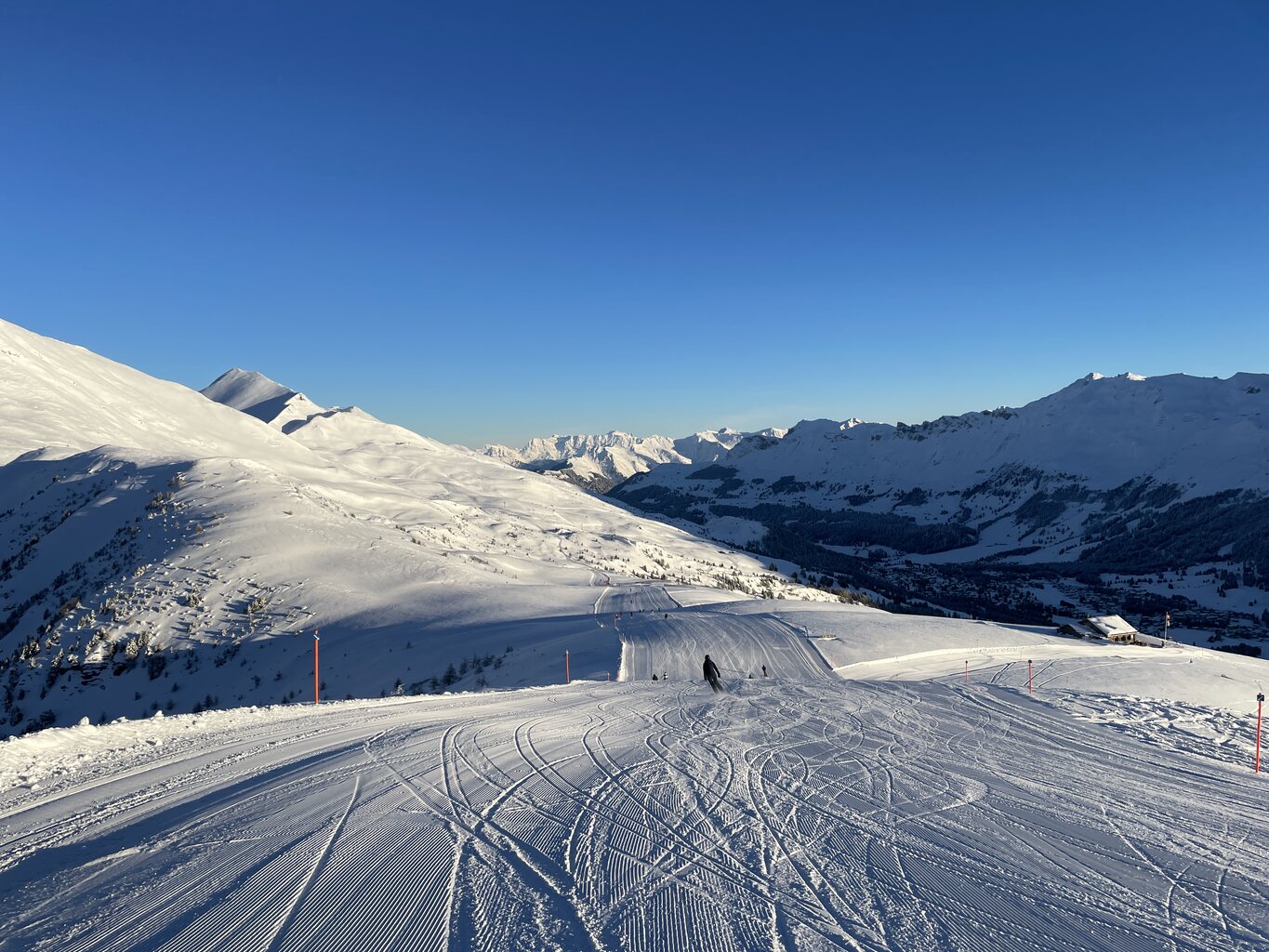 Piste 42 am Scalottas. Morgens immer traumhaft. Ich mag flache Pisten wie diese. Darauf lässt es sich gemütlich fahren und gleichzeitig die Aussicht geniessen.