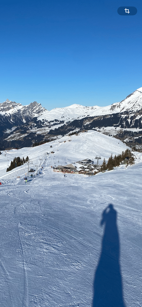 Blick von der Bergstation Skilift Leiterli, recht die Bergstation der EUB, hinten die Bergstation des Sessellifts Wallegg