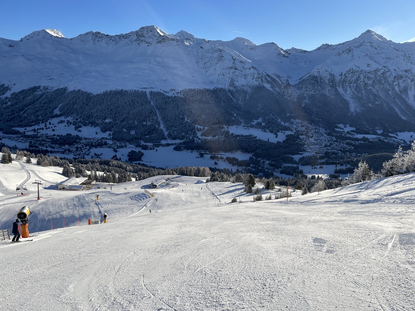Das erste Mal seit etwa drei Jahren ist die 64 wieder einmal geöffnet. Mich freut es immer, wenn Pisten öffnen, die nur selten befahrbar sind. Angenehm ist, dass diese zusätzliche Piste die Menschenströme im unteren Bereich des Liftes entzerrt.