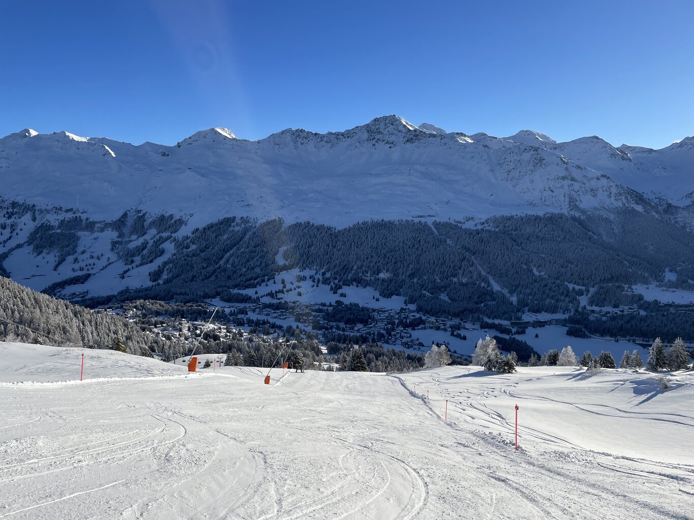 Auch schon offen: die 68a zum Cumacheals. Das Foto habe ich um 09:41 Uhr aufgenommen. Der Pistenzustand zeigt gut, dass gestern relativ wenig los war.
