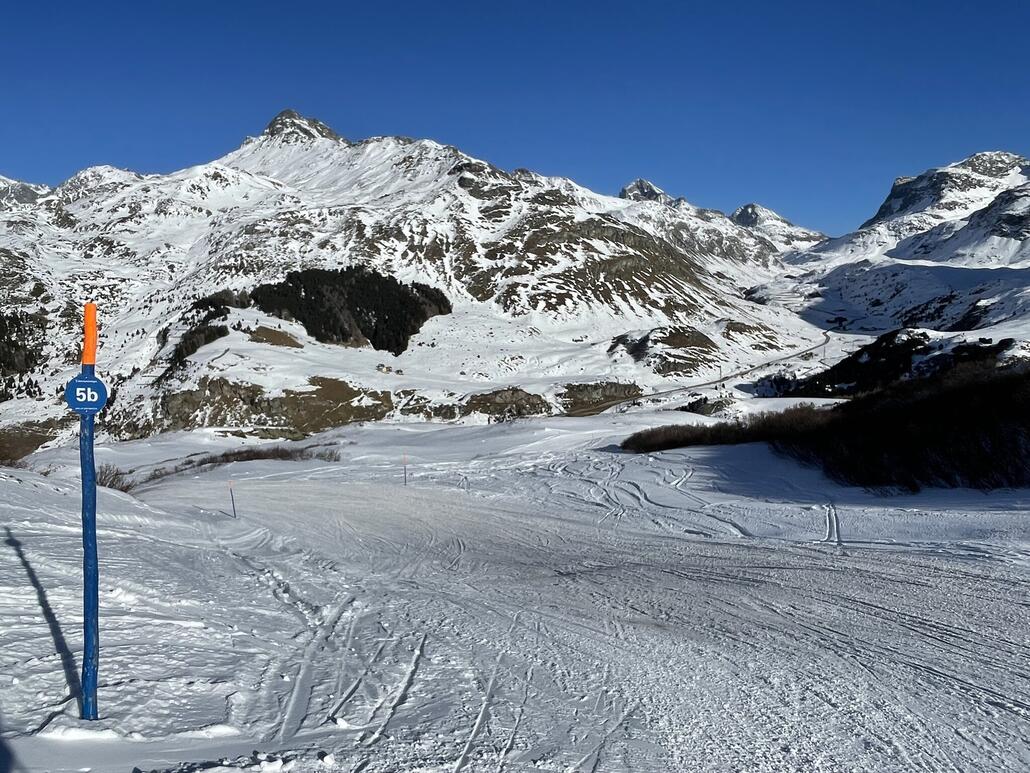 Beim Skilift Tua ging heute frisch auf, gab einige braune Stellen mit Kiesel garniert. Aber es stehen auch Schilder die warnen!