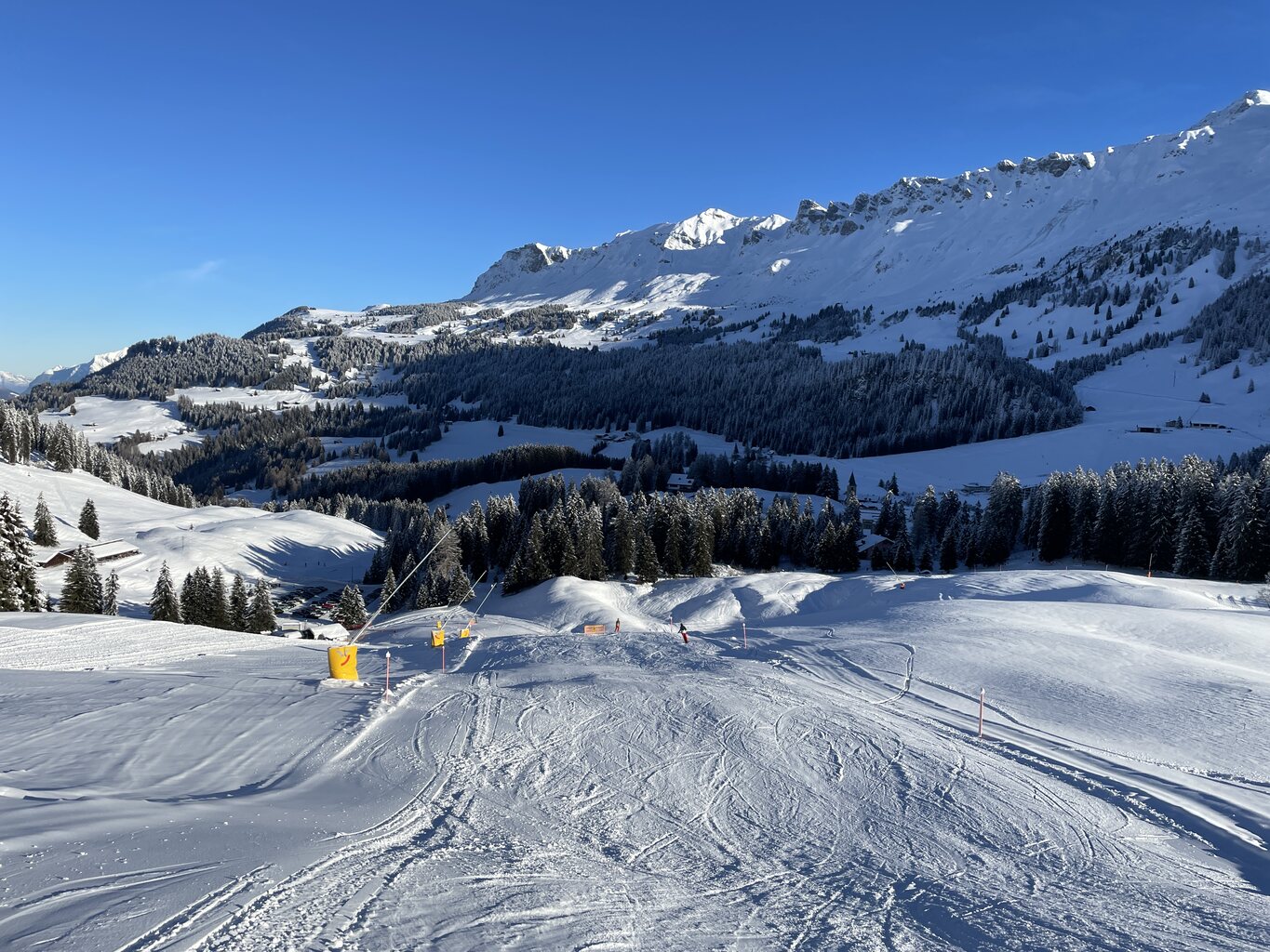 Vor dem Higlight kam noch ein eher harter Brocken: Die Fahrt vom Cumacheals nach Churwalden. Erstens, da bis Sartons brutal viel los. Zweitens, da die Proschieri-Piste wirklich noch nicht gut war, wohingegen diese oft perfekt ist. Viele Wellen, Löcher, Kunstschneehaufen, Quad-Spuren etc. Auch die Abfahrt nach Churwalden war nicht wirklich spassig, da ähnlich. Aber immerhin konnte man runterfahren, bis Freitag stand noch auf der Internetseite, dass man "eine Öffnung der Talabfahrt nach Churwalden ermöglichen möchte".