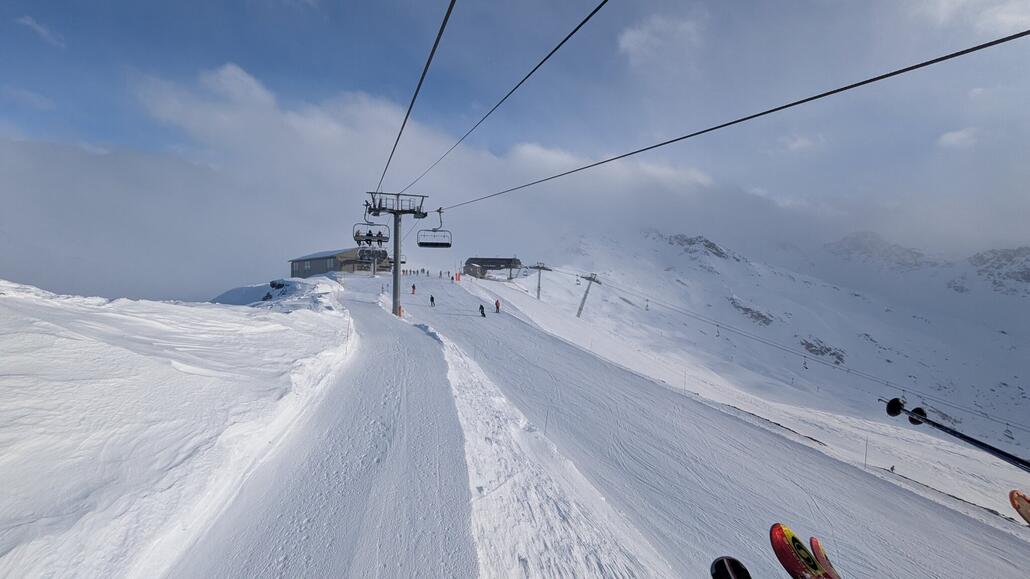Die Föhnmauer aus Italien kommt mit starkem Wind am Rocher Noires, der Wind zum Glück in Seilbahn Achse