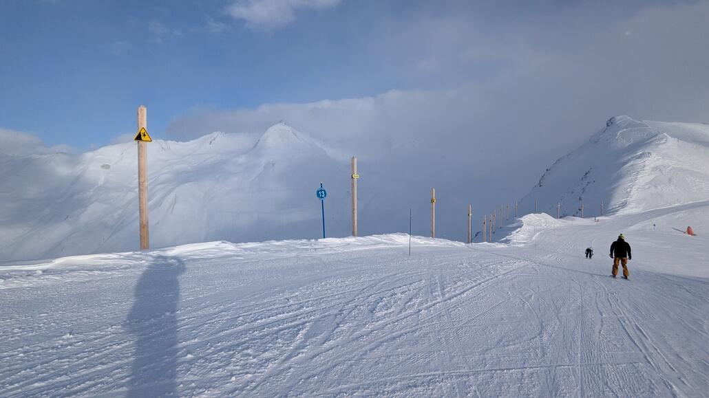 Links unten im Tal verläuft im Sommer die Passstraße
