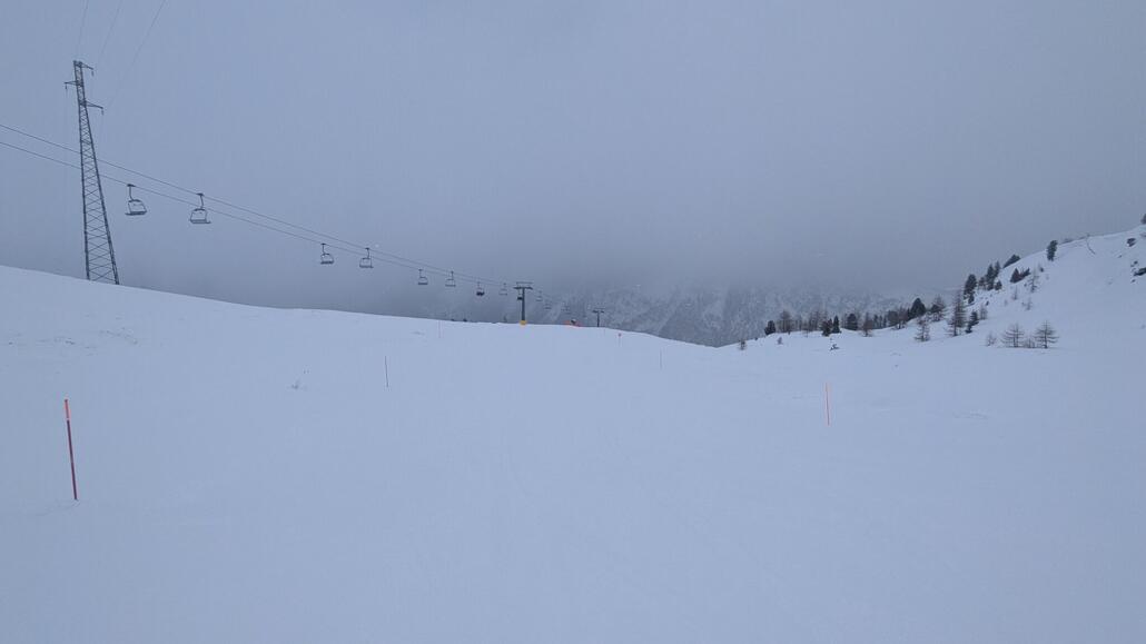 Pisten am Argillien Express - hier drüben ist es überhaupt gar nicht mehr windig, das Problem ist nur auf dem passübergang bzw. Auf französischer Seite.