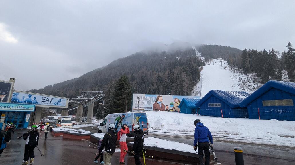 Unten im Ort von La Thuile mit der wuchtigen DMC Gondelbahn