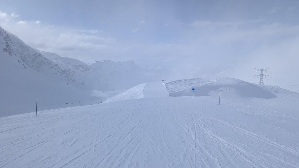 Die Sonne kommt zurück! Auf dem Weg zurück nach Frankreich auf der blauen landschaftlich wunderschönen Verbindungspiste!