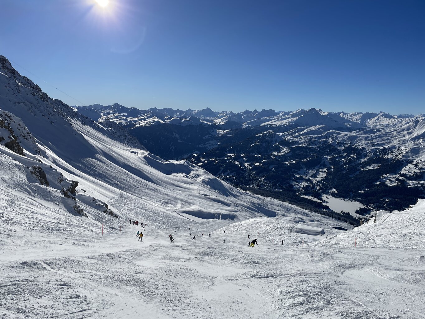 Die Weisshornmulde hingegen konnte überhaupt nicht überzeugen. Obwohl der Lift bei Weitem nicht ausgelastet war, herrschte auf der Piste ein riesen Gewusel. Zudem stark zerfahren. Eine Fahrt genügte.