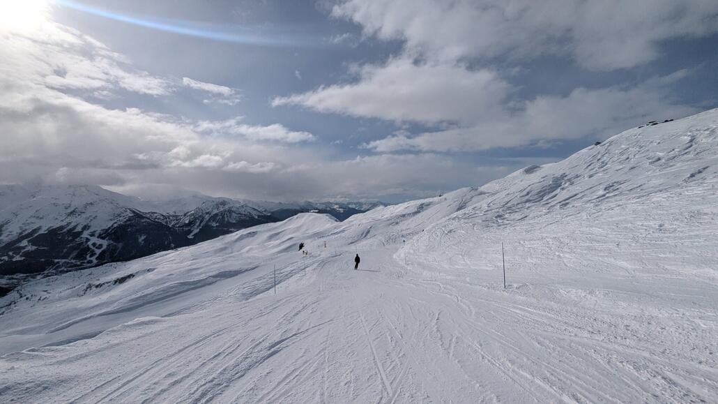 Weitere tolle und angenehm leere Sonnenpisten im Gebiet! Was ein Kontrast zu Les Arcs oder Tignes die letzten Tage! Mir gefällt das Gebiet hier richtig gut! Falls ich demnächst eine Woche nach la Plagne komme, dann muss am Abreisetag nochmal ein Tag La Rosière drin sein!