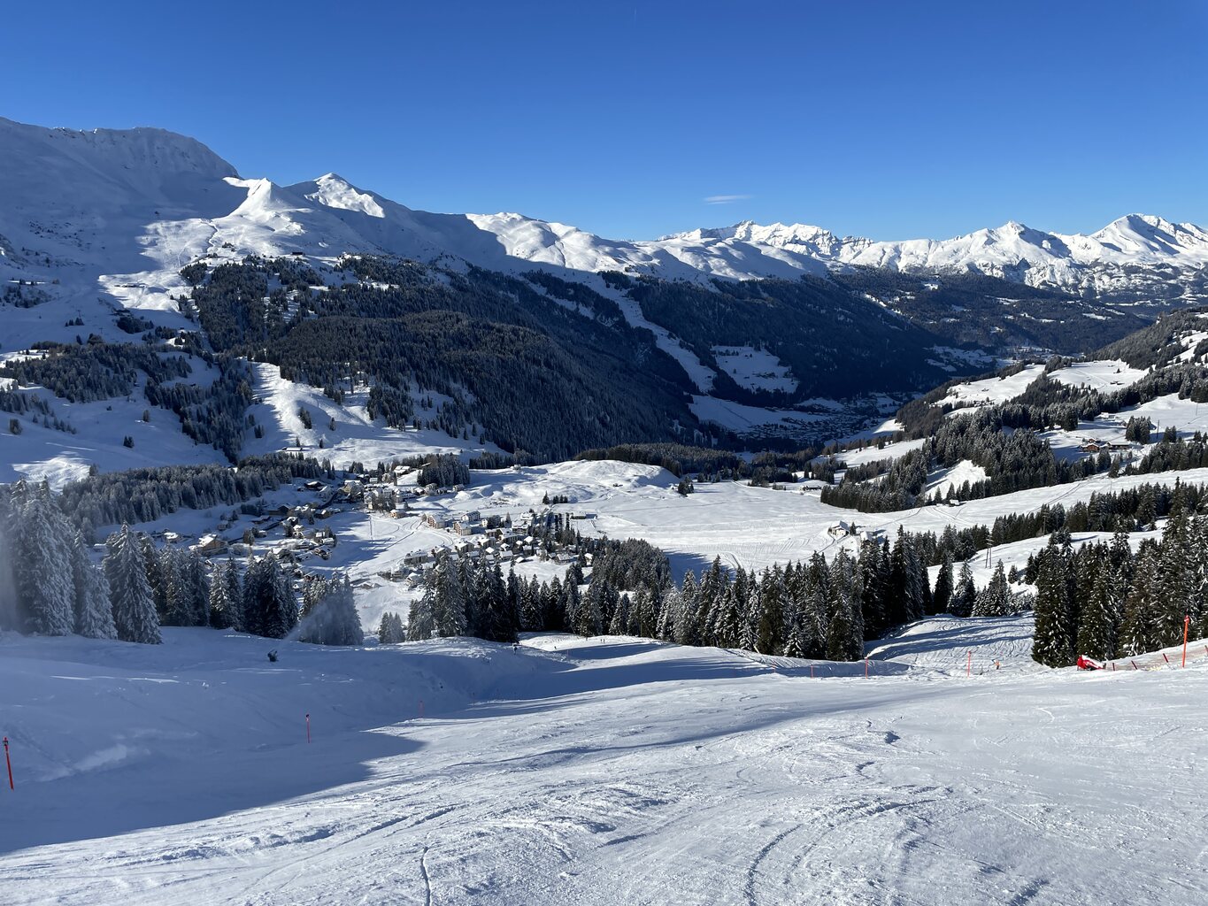 Stattdessen probierten wir die Talabfahrt nach Parpan und wurden nicht enttäuscht. Hart und leer.
