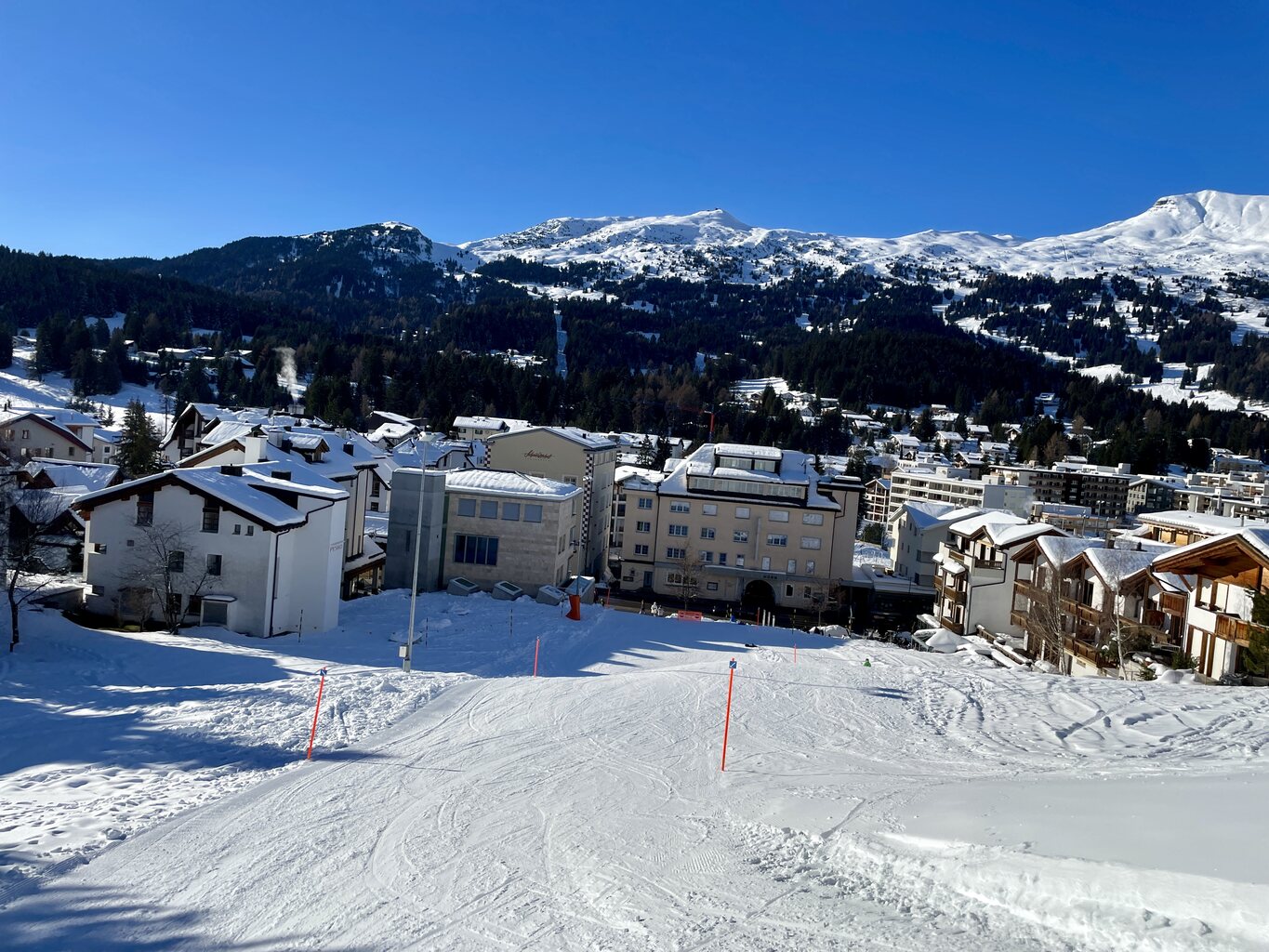 Und sogar die direkte Abfahrt 31 ins Dorf ist schon geöffnet.