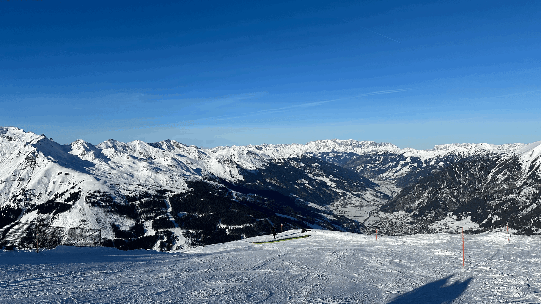 Blick von der Bergstation der Senderbahn nach Norden. Man sieht das Teilgebiet der Schlossalm und hinten den Hochkönig