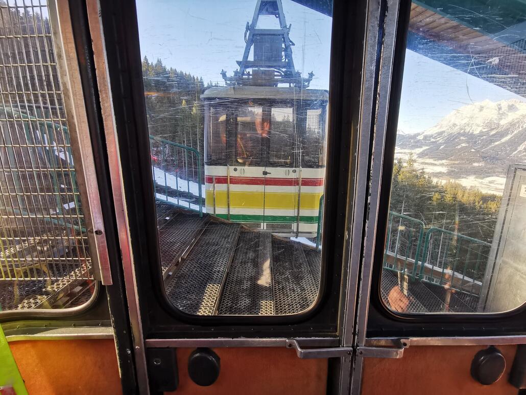 10. An der Mittelstation öffnet der Bahnmitarbeiter die Tür und man muss umsteigen.