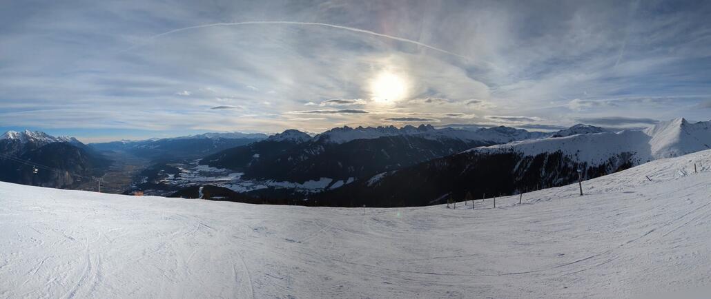 Blick auf Innsbruck sowie Axamer Lizum etc