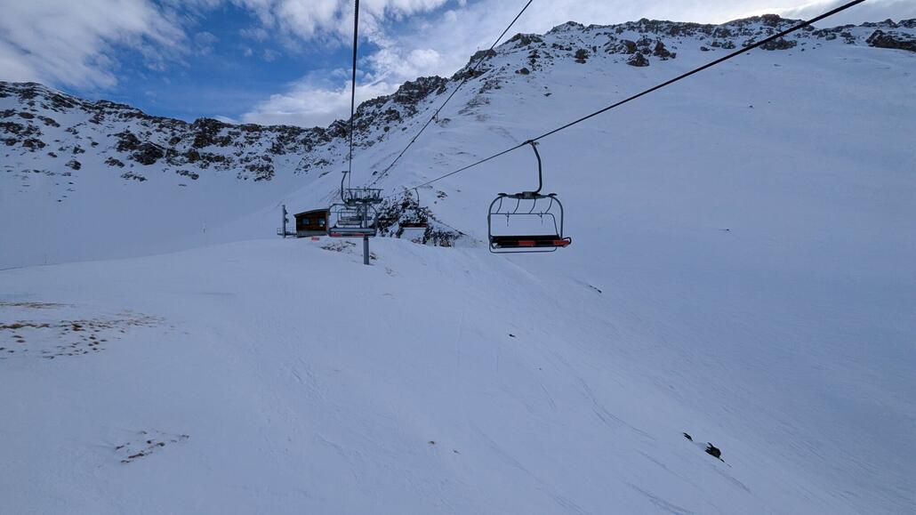TSF Soleil Rouge, noch im Schatten. Rechts gäbe es bei mehr Schnee gute Freeride Möglichkeiten