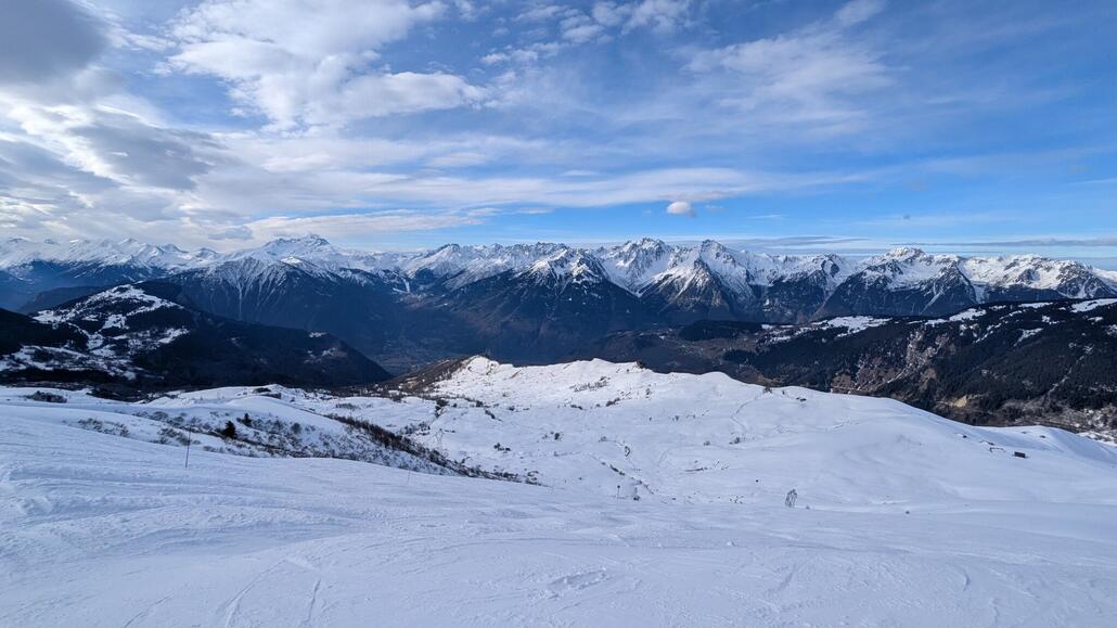 Tiefblick ins Tal von Saint-Jean-de-Maurienne - Bei meiner geplanten Etappe 2 nächstes Jahr, die durch dieses Tal führt, wäre also der Start in Saint-François-Longchamp gut möglich!