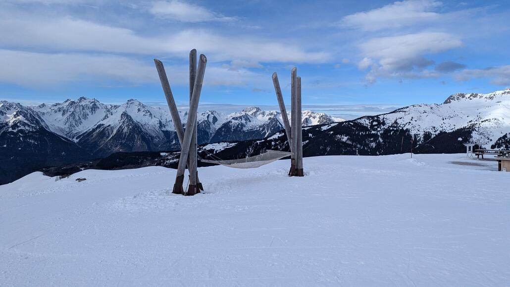 Unten zur Belohnung sogar eine Hängematte und daneben Picknick Bänke. Sowas sucht man außerhalb von Frankreich auch vergeblich.
