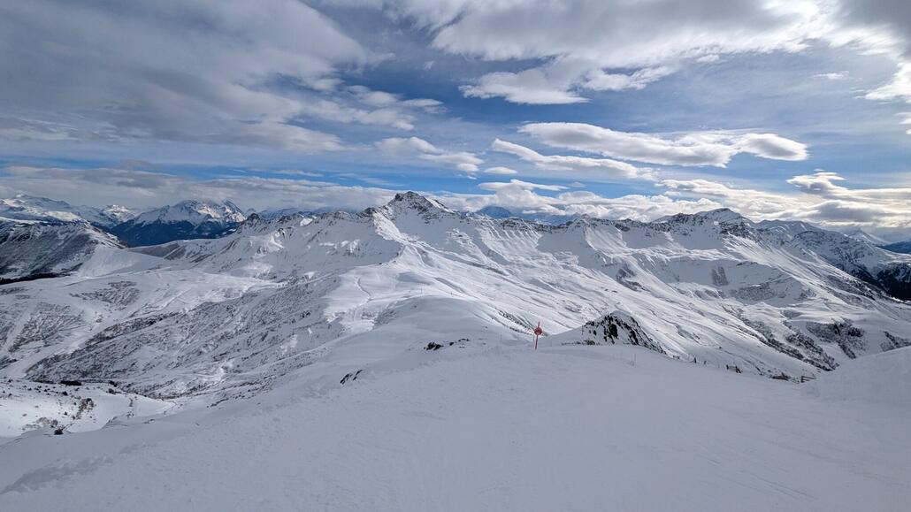 Val Morel links und Saint-François-Longchamp rechts, von hier oben auf dem höchsten Punkt mit etwa 2600 Meterm