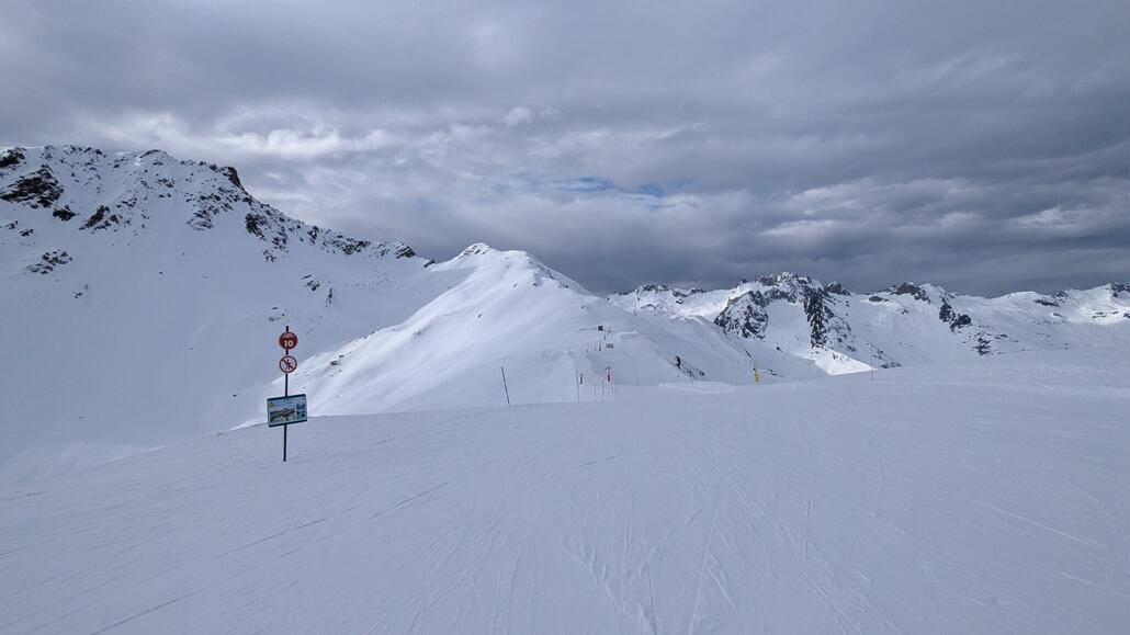 Wirkt toll hochalpin hier oben, gerade im Kontrast zu den anderen Liften!