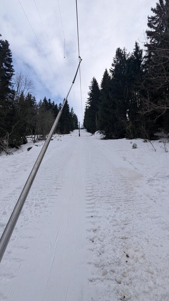 Steiler Stangen Schlepper Cote Soleil, übrigens ohne Drehkreuz, also theoretisch kann man hier kostenlos fahren von Valmorel aus :D