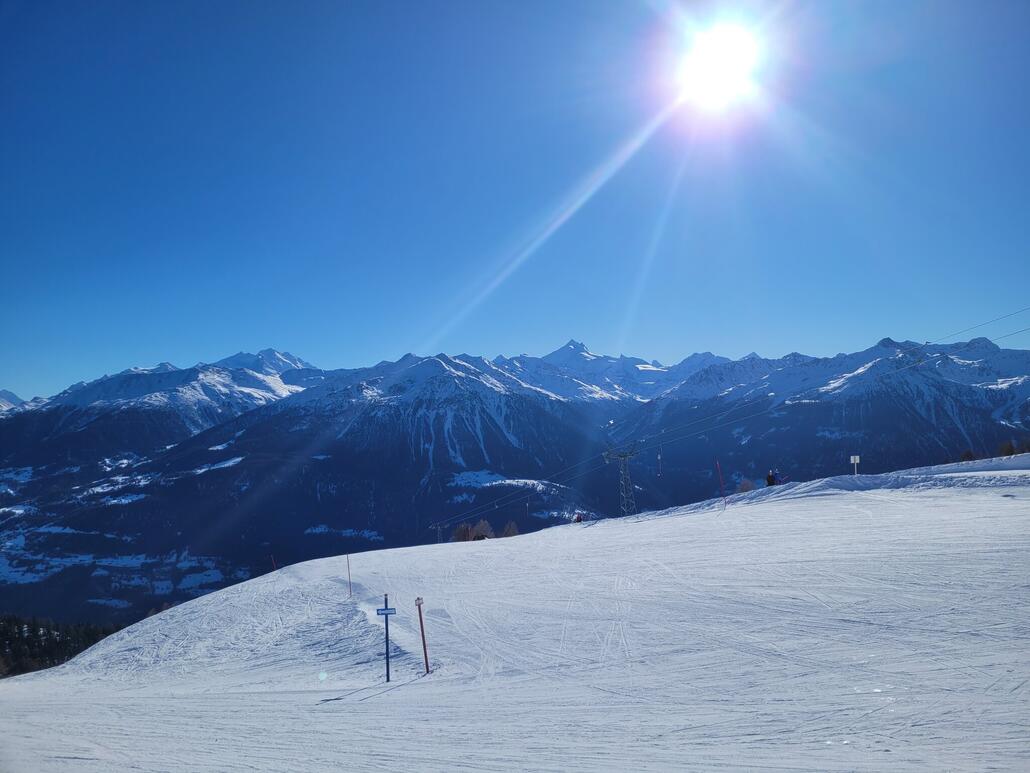 Das Gebiet besteht effektiv aus einem Schlepplift mit zwei Pistenvarianten. Hier die Abzweigung, links blau, rechts rot. Beide haben mir sehr gut gefallen