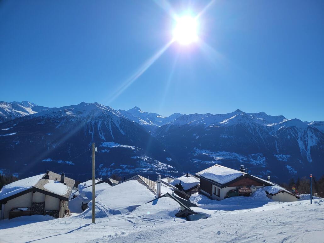 Buvette in der Mitte beider Varianten. Ab hier wurden beide Pisten etwas sulzig, aber weiterhin noch sehr gut fahrbar