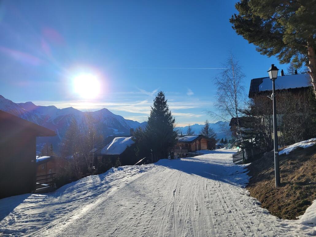 Schön gelegen,  pistentechnisch aber nichts besonderes. 100m Fußweg zum Sessel
