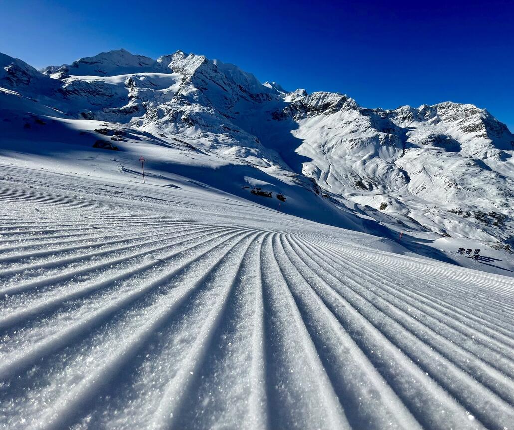 Genial, die meisten Pisten wurden teils nachpräpariert, in der Nacht ca. 5cm Neuschnee. Davor auch schon deshalb eher weich.