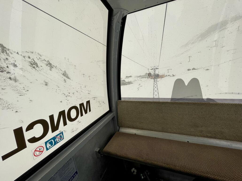 Zeit für die Talabfahrt-Joker. Bei einer Abfahrt legt es mich beim Ski abziehen und tragen für zur Gondel voll auf die Schnauze. Das Pistenende ist einfach so steil und vereist, schwierig wenn viele Leute dort sind. Und unten gehts ja gleich auf die Strasse mit Split-Steinen…