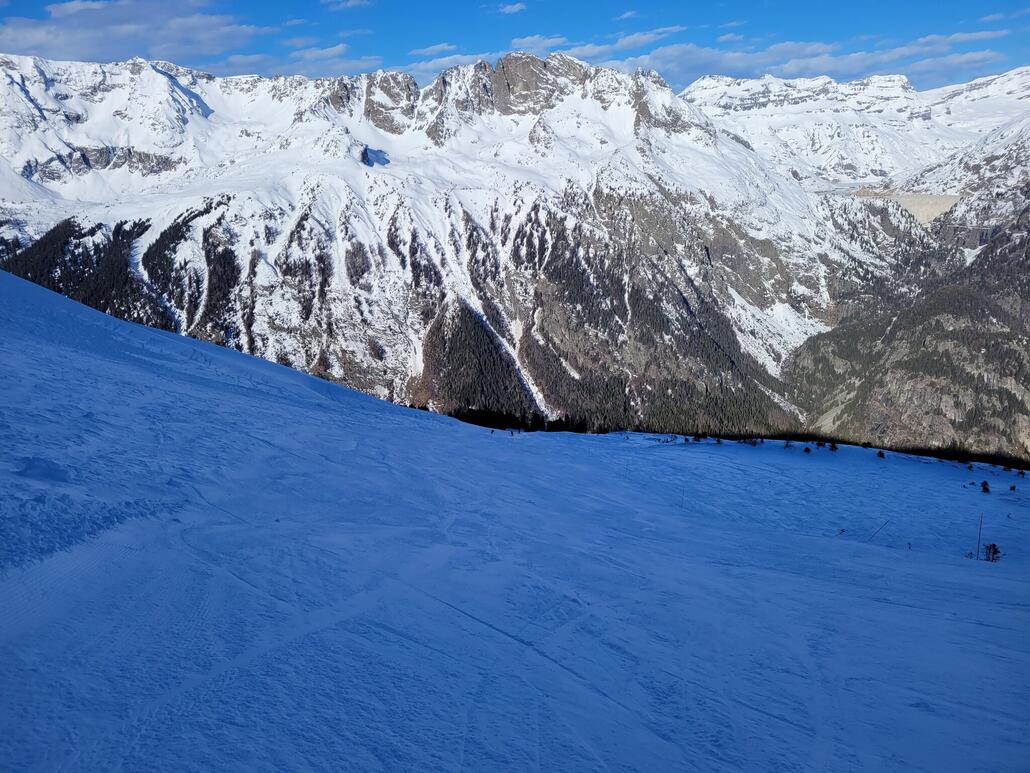 Start in die Belle Place oben mit der Barrage d'Emosson.