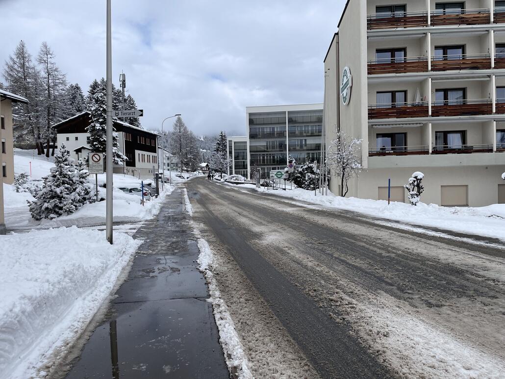Zurück im Dorf hat das Tauen bereits eingesetzt. Ohne Sonne war das Ambiente gerade nicht mehr so hübsch.